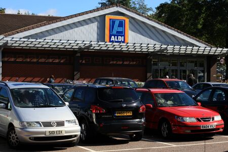 Aldi supermarket entrance, Southend on Sea, Essexのeditorial素材
