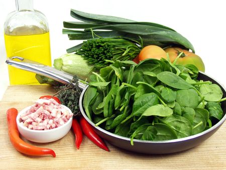 fresh green spinach with bacon and vegetables ready for cookの写真素材