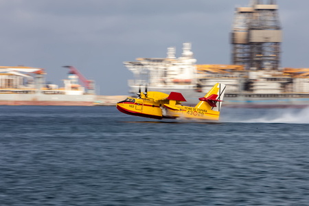 Bombardier 415 refilling water in Las Palmas de Gran Canaria during the mayor fire on august 2019のeditorial素材