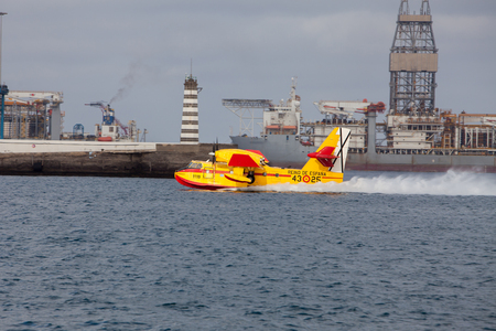Bombardier 415 refilling water in Las Palmas de Gran Canaria during the mayor fire on august 2019のeditorial素材