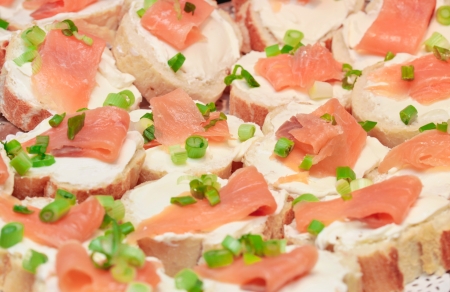 Smoked salmon and spring onion with cream cheese on breadの写真素材