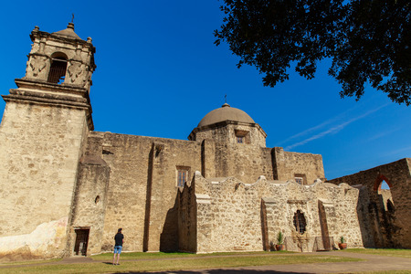 A man looks at the world heritage site Mission San JosÃ¨ in San Antonio, Texas, USA.のeditorial素材