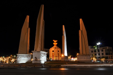 Democracy monument and traffic at roundaboutの写真素材