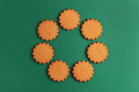 Gingerbread cookies round frame on green background. Top view.の写真素材