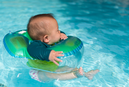 swimming babyのeditorial素材