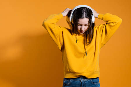 Applications for listening to music, listen to the radio. Subscription hits in your phone,