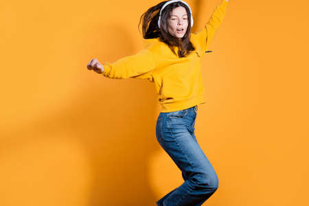 Applications for listening to music, listen to the radio. Subscription hits in your phone,の写真素材