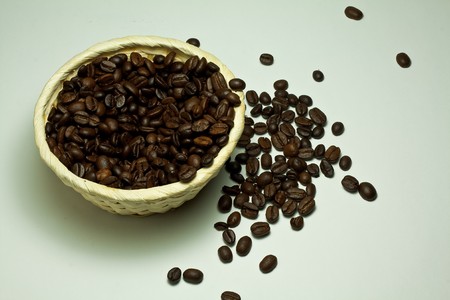 Bowl of toasted coffee beansの写真素材