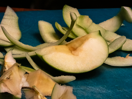 cut up apples turning brown on cutting boardの写真素材