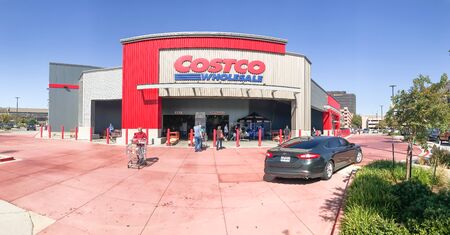 DALLAS, TX, US-OCT 19, 2019: Panorama entrance of Cosco warehouse store in Churchill Way, Dallas. Customers with huge shopping carts enter and exit the building with cars driving by, clear blue skyのeditorial素材