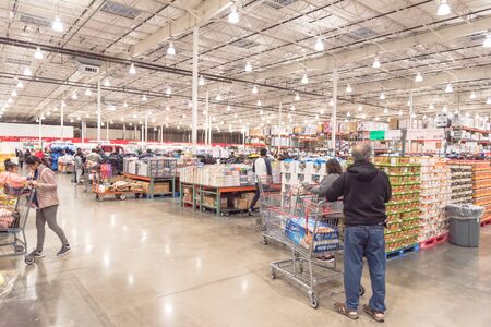 LEWISVILLE, TEXAS, USA-NOV 29, 2019: Busy customers shopping at Costco Wholesale store on Black Friday. Membership-only warehouse clubs in America with many special holiday offers.のeditorial素材