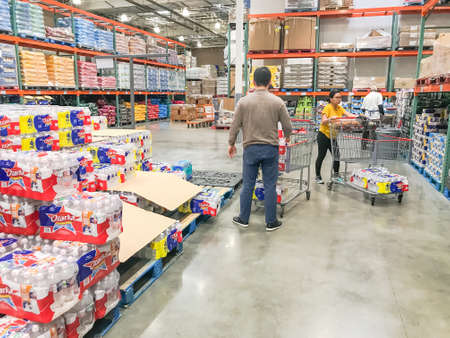 LEWISVILLE, TX, US-FEB 3, 2020: Shoppers stocking bottled water at Costcow Warehouse store. Coronavirus Covid-19のeditorial素材