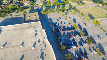 Vacant grassy parcel land near retail strip with rooftop HVAC, busy parking in Lewisville, Texas. Waterfront apartments with boat slips suggest future mixed-use expansion near Lewisville Lake. USAの写真素材