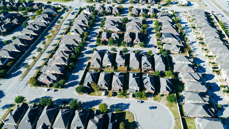 Castle Hills, Lewisville TX, showing rows of new development two-story homes with curved cul-de-sac street beside Highway 121. Dense residential grid contrasts with busy freeway, tollway traffic. USAの写真素材