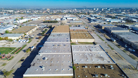 Grid-like warehouse clusters with visible HVAC units, vents, and skylights. Wide access roads and structured layouts support distribution, light manufacturing, and storage operations in Dallas. USAの写真素材