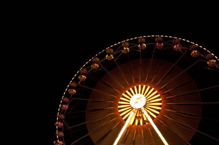 Ferris wheel at the fair ground at nightの素材 [FY31012933299]