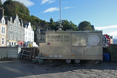 Seller of fish & chips, in Tobermoty harbourのeditorial素材