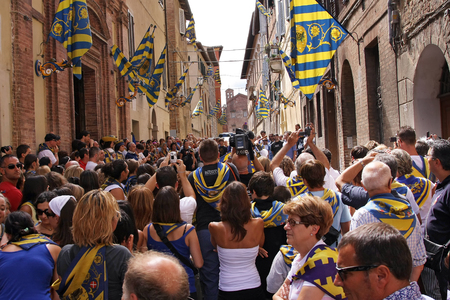 SIENA, ITALY - AUGUST 16, 2008: People waiting for the beginning of the horse raceのeditorial素材