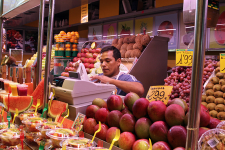 BARCELONA, SPAIN - AUGUST 11, 2007: La Boqueria Market, Barcelona Spainのeditorial素材