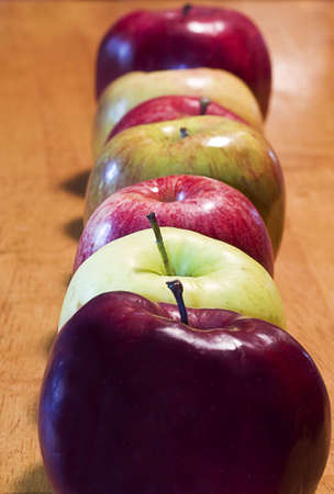 Lineup of assorted color applesの写真素材