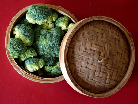 Broccoli in Bamboo Steamerの写真素材