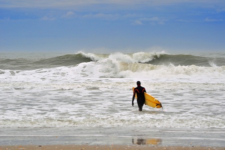 Surfer braving the surfの写真素材