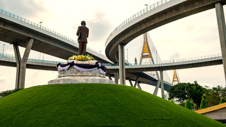King Bhumibol Adulyadej Rama 9 Statue, Bhumibol Bridgeの写真素材