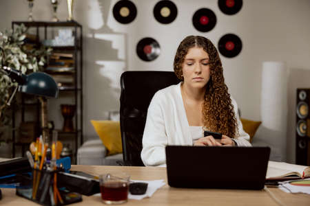 A recruiter who works from home conductas en interviews onlineの写真素材