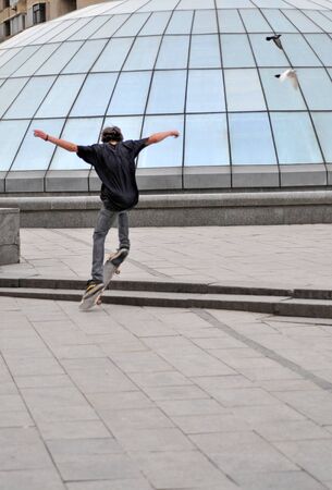 The boy who goes on a skateboardのeditorial素材