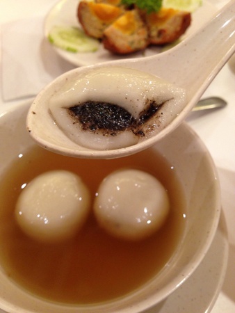 Sesame glutinous ball in hot ginger teaの素材