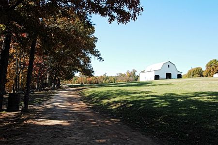 A barm on a farm during the fall of the yearの写真素材