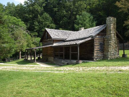 old historic farm house in rural North Carolinaの写真素材