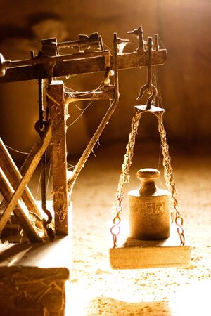 brown ancient old-fashioned weight scale in grunge style
の写真素材