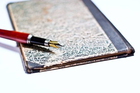 black and gold fountain pen, ink pen on old aged paper

の写真素材