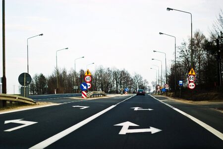 motorway, asphalt road under fluffy clouds, fall scenic highway 
の写真素材