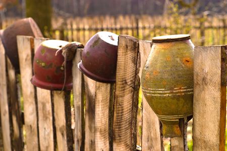 Old wooden boundary fence with nails on sunny day
の写真素材
