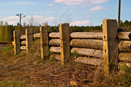 Old wooden boundary fence with nails on sunny day
の写真素材