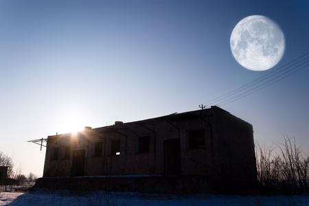 occurring yellow sun behind the clouds on a cold eveningの写真素材