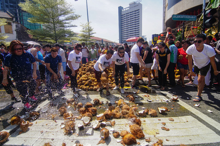 GEORGETOWN, PENANG/MALAYSIA ?? CIRCA FEB 2017: Chinese also celebrate thaipusam with smash coconut on the road.のeditorial素材