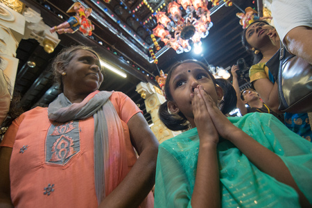 GEORGETOWN, PENANG/MALAYSIA ?? CIRCA FEB 2017: Little kid worship at Nattukotai Chettiar Temple during Thaipusam.のeditorial素材