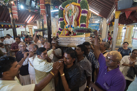 GEORGETOWN, PENANG/MALAYSIA ?? CIRCA FEB 2017: Devotees carry statue lord Muruga at Devotees work together move statue lord Muruga at Nattukotai Chettiar Temple during Thaipusam..のeditorial素材