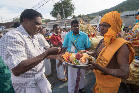 GEORGETOWN, PENANG/MALAYSIA ?? CIRCA FEB 2017: Devotee offering and priest during thaipusam festival.のeditorial素材