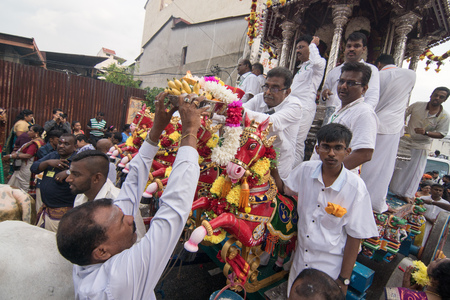 GEORGETOWN, PENANG/MALAYSIA ?? CIRCA FEB 2017: Devotees offering fruits, flowers and incense on a Thaambalam (big silver plate) when Thaipusam.のeditorial素材