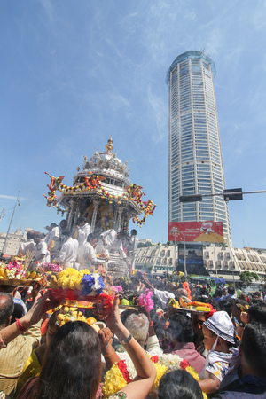 Georgetown,Penang.Malaysia â CIRCA JAN 2016:Georgetown,Penang.Malaysia â CIRCA JAN 2016: Devotees make their offering for lord Murugan in silver chariot near KOMTAR.のeditorial素材