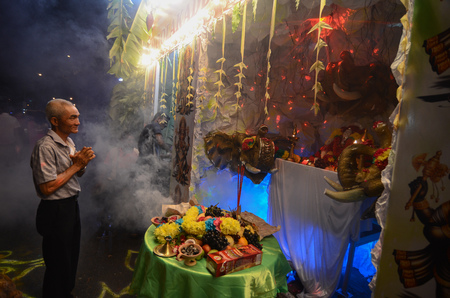 GEORGETOWN, PENANG/MALAYSIA â CIRCA JAN 2016: Chinese devotees pray during Thaipusam Festival.のeditorial素材