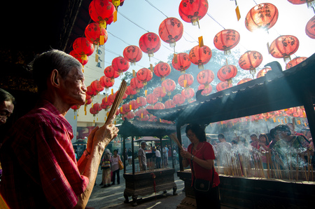 GEORGETOWN, PENANG/MALAYSIA â CIRCA FEB 2016: an unidentified man pray with joss stick during chinese new year. .のeditorial素材