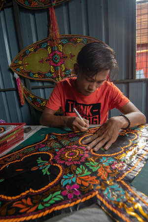 Kelantan/Malaysia - Jul 15 2017: An unidentified man cut the shape of traditional Malays moon kite.のeditorial素材