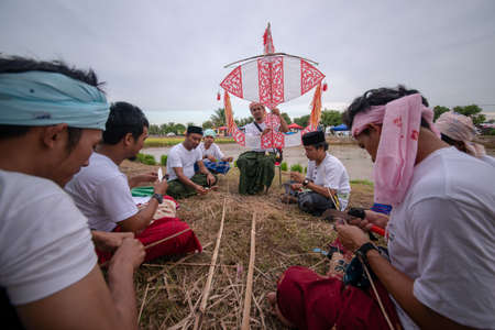 Penanti, Penang/Malaysia - Jul 01 2018: Malays cut the bamboo to make a wau.のeditorial素材