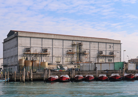 Warehouse building in Venice lagoon with transport boats docked to itの写真素材