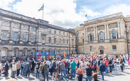 Edinburgh festival 2022 crowds watching a performance on the Royal Mile in Scotland, Edinburghの写真素材